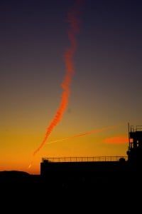 夕焼け 飛行機雲