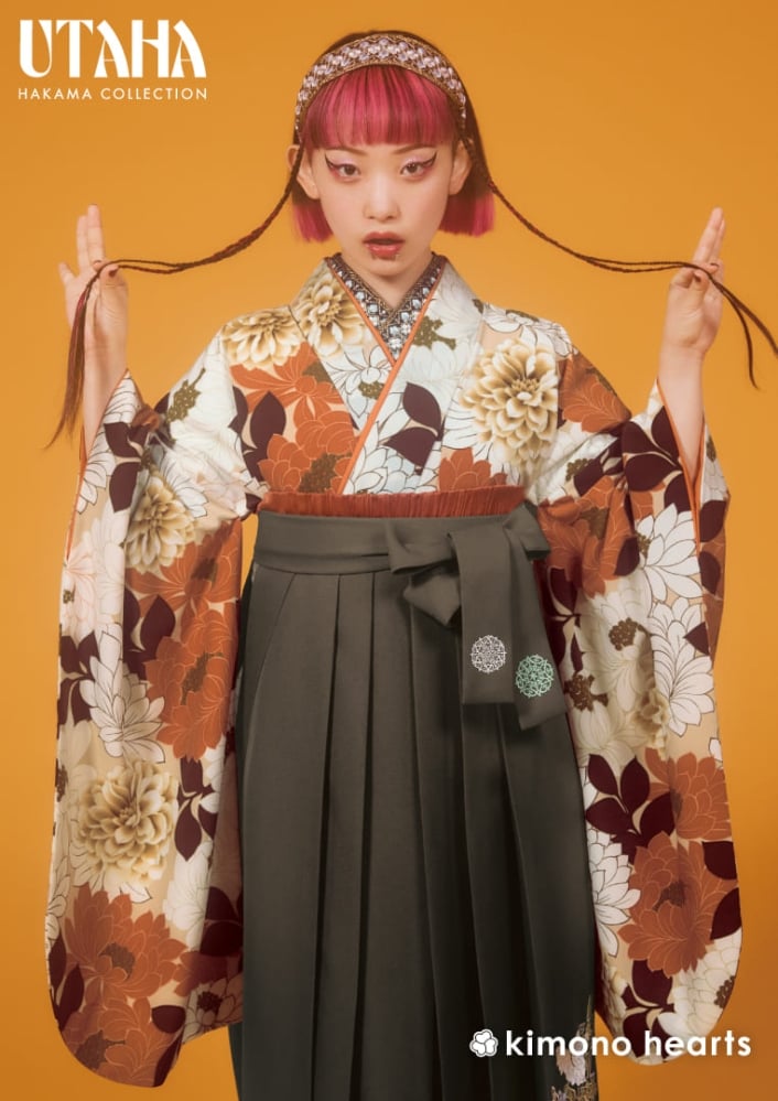 オレンジ　テラコッタ　花　レトロ　モスグリーン　深緑色　抹茶　個性派　かわいい　水曜日のカンパネラ　詩羽　UTAHA  【キモノハーツ】成人式の振袖レンタル・購入 卒業式の袴レンタル 【ハカマ二】　袴　卒業式　卒業袴　ハカマ　最新トレンドのかわいいお洒落な振袖をお安くお得に　二尺袖：UHN-3